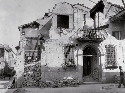 De bombardementen van Sermide: een huis ernstig beschadigd tijdens de Tweede Wereldoorlog door Modestino Baldinetti