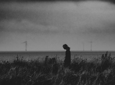 Een eenzame wandeling langs de zee door Monika Zemojtel