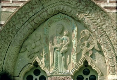 Madonna en Kind, raamdetail van de kerk, gebouwd 1413-17 door Morava School