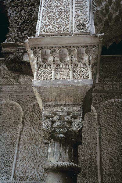 Zuilkapiteel, uit de hoofdbinnenplaats, gebouwd door de Saadiërs in 1565 door Moroccan School
