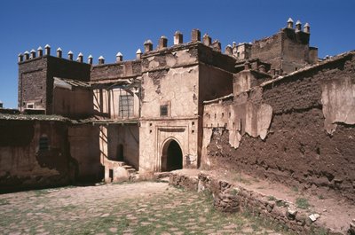 Buitenzicht op de Kasbah van Thamiel glaoui door Moroccan School