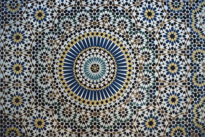Kasbah van Thamiel glaoui, zellij-tegelwerk, detail (keramiek) door Moroccan School