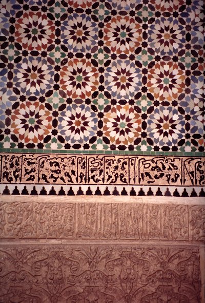 De onderste muur van de hoofdbinnenplaats, gebouwd door de Saadiërs in 1565 door Moroccan School