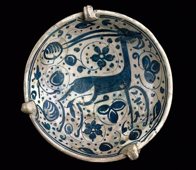 Mudéjar kunst: keramische beker azul, versierd met een hert van Paterna, Manises (Hispano-Moorse stijl). 14e of 15e eeuw. Barcelona, Barcelona Keramiekmuseum, Spanje door Mudejar School