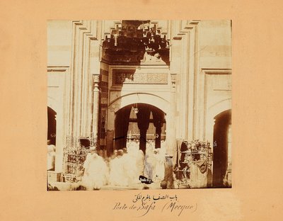 De Safa Poort, een van een groep foto