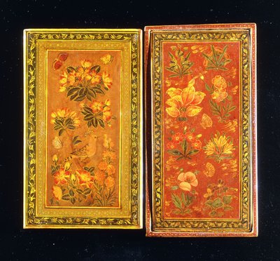 Een paar Safavid-dynastie spiegelkasten, beschilderd met bloemmotieven, een met een bonte hop (ca. 1671-1672) door Muhammad Zaman
