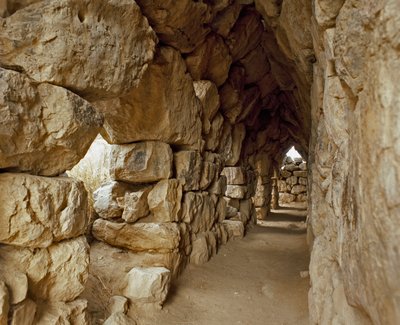 Myceense kunst: overdekte doorgang van de Myceense citadel, stad Tiryns door Mycenaean