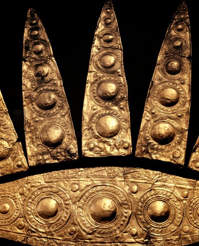 Myceense kunst: detail van een gouden grafdiadeem uit graf III, Mycene. 16e eeuw v.Chr. Dim. 14 cm Athene, Nationaal Archeologisch Museum door Mycenaean