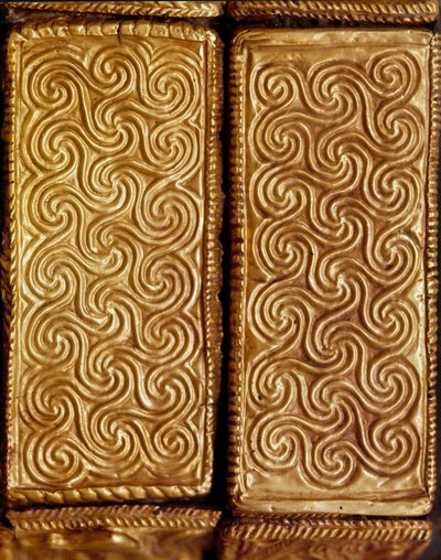 Myceense kunst: detail van een houten cassette bedekt met goudbladeren versierd met spiralen uit graf V, Mycene. 16e eeuw v.Chr. Athene, Nationaal Archeologisch Museum door Mycenaean