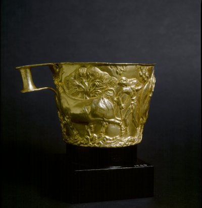 Myceense kunst: gouden beker versierd met een scène van het vangen van een stier. 1500 v.Chr. Van de Vaphio-site nabij Sparta. Athene, Nationaal Archeologisch Museum door Mycenaean