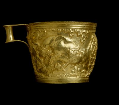 Myceense kunst: gouden beker met voorstelling van een scène van stierenvangst van de site van Vapheio door Mycenaean
