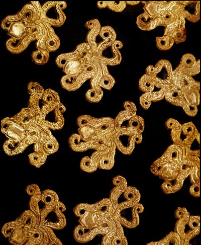 Myceense kunst: kleine gouden broches met octopusmotief uit graf III, Mycene. 16e eeuw v.Chr. door Mycenaean