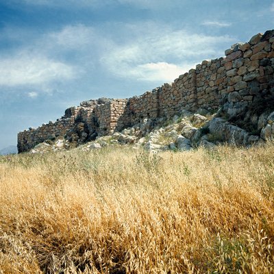 Myceense kunst: zicht op de ruïnes van de muur van de stad Tiryns gebouwd rond 1200 v.Chr. Griekenland door Mycenaean