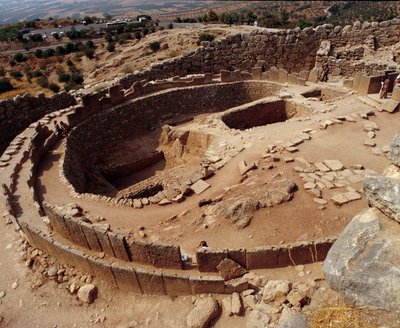 Myceense beschaving: cirkel van graven op de oude site van Mycene. 1300 v.Chr. door Mycenaean
