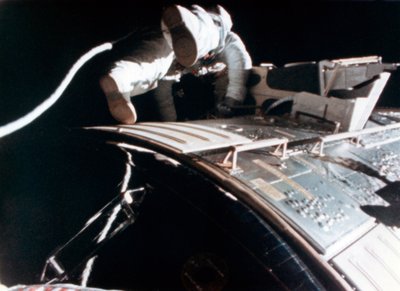 Alfred M. Worden b1932 tijdens de Apollo 15 maanmissie, 1971 door NASA Images