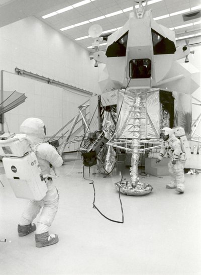 Apollo 13 - NASA door NASA Images