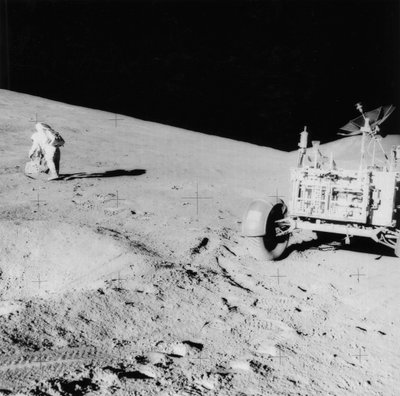 Astronaut David Scott op de helling van Hadley Delta tijdens Apollo 15, 1971 door NASA Images