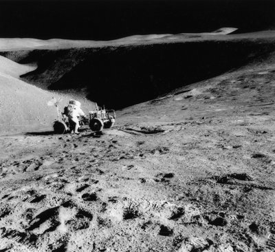Astronaut David Scott b1932 op de helling van Hadley Delta tijdens Apollo 15, 1971 door NASA Images