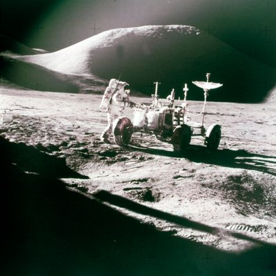 Astronaut met Maanwagen op de Maan, 1970s door NASA Images