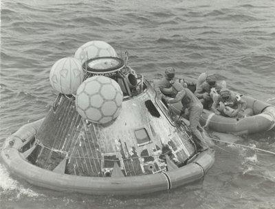[Astronauten in Reddingsboot na Apollo 11 Splashdown], 1969 door NASA Images