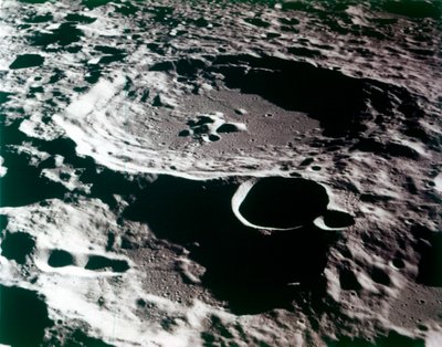 Close-up van een krater op het oppervlak van de maan door NASA Images