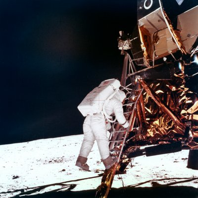 Edwin Buzz Aldrin daalt de ladder van de Lunar Module af om op de maan te lopen, 1969 door NASA Images