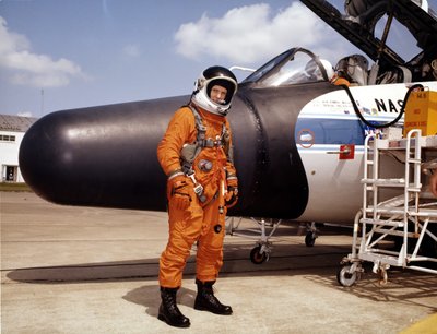 NASA-astronaut met experimenteel vliegtuig, 1979 door NASA Images
