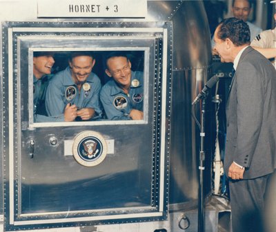 President Richard M. Nixon Verwelkomt de Apollo 11 Astronauten aan Boord van Herstel Schip USS Hor..., 1969 door NASA Images