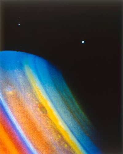 Saturnus en zijn maan Dione, gezien vanaf het Voyager 2-ruimtevaartuig door NASA Images