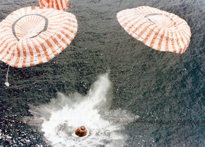 De Apollo 15 capsule landt veilig ondanks een parachutefout, Midden-Stille Oceaan, 1971 door NASA Images