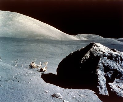 De rover wordt overschaduwd door een gigantische rots op het maanoppervlak, Apollo 17-missie, december 1972 door NASA Images