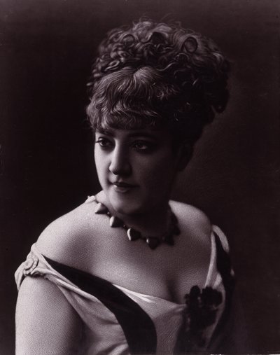Portret van een vrouw. Gezicht van een vrouw met een decolleté en een ketting met hartvormige hangers door studio of Nadar