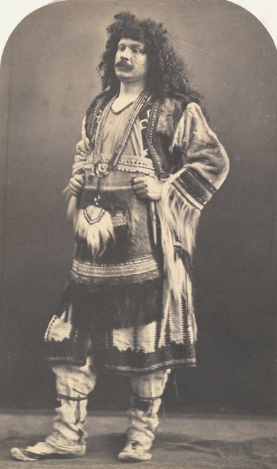 [Zelfportret in kostuum], 1862-64 door Nadar