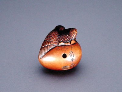 Netsuke, een kraai die uit een ei komt, c.1840 door Nambokusai Nambokusai