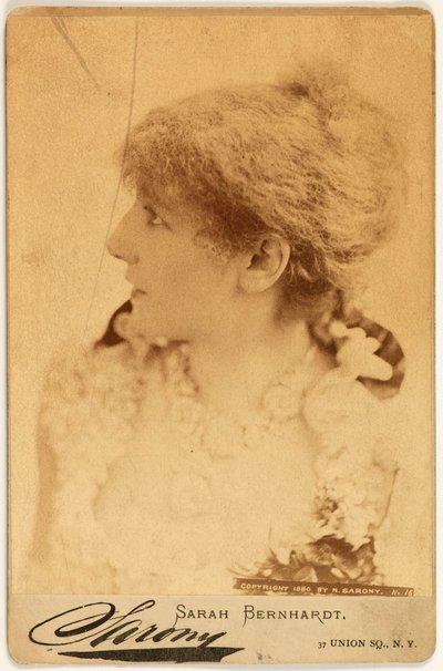 Porträt von Rosine Bernard, genannt Sarah Bernhardt (1844-1923), Schauspielerin door Napoleon Sarony