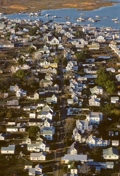 Luchtfoto van huizen langs King Street, de nederzettingsas van Tangier Island door Nathan Benn