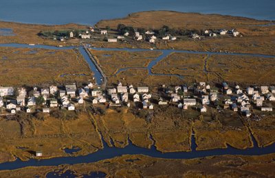 Luchtfoto van huizen langs King Street, de nederzettingsas van Tangier Island door Nathan Benn