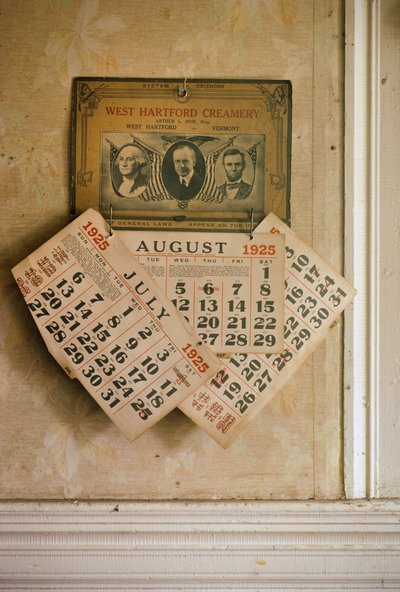 Antieke patriottische themakalender voor 1925 hangend in een huis in Quechee, Vermont op A door Nathan Benn