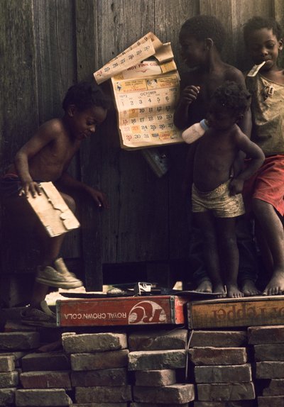 Kinderen van een behoeftig gezin in Beulah, Mississippi, een stad in de Mississippi Delta die groeide als een door Nathan Benn