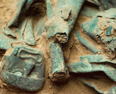 Vergulde koperen schat begraven in het Moche koninklijke graf van Heer van Sipan door Nathan Benn