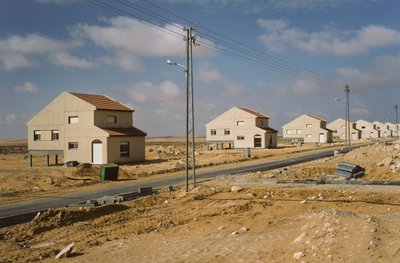 Nieuwe huizen voor Israëlische kolonisten in Moshav Kadesh Barnea aka Moshav Nizzana in de woestijn door Nathan Benn