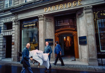 Partridge Antiques winkelpui en etalages op Bond Street, Londen, VK door Nathan Benn