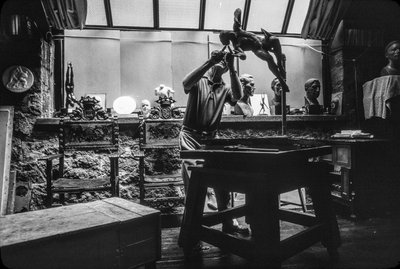 Beeldhouwer Walker Hancock aan het werk in zijn atelier door Nathan Benn