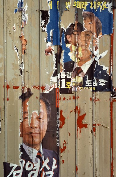 Versnipperde campagneposters over verkiezing tussen Roh Tae Woo, Kim Young Sam en Kim Dae Jung door Nathan Benn