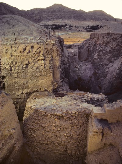 Gracht op de neolithische archeologische vindplaats van Jericho door Nathan Benn