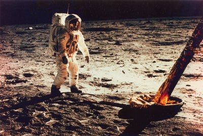 Buzz Aldrin loopt op het oppervlak van de maan nabij een poot van de maanmodule door Neil Armstrong