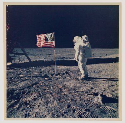 Buzz Aldrin en de Amerikaanse vlag op de maan door Neil Armstrong