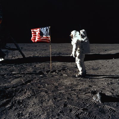 Buzz Aldrin en de Amerikaanse vlag op de maan door Neil Armstrong