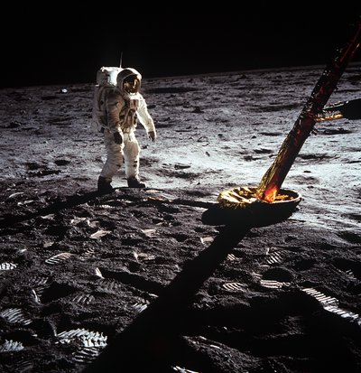 Buzz Aldrin bij het been van de maanmodule, Apollo II missie, juli 1969 door Neil Armstrong