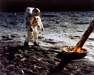 Buzz Aldrin bij de poot van de maanmodule, Apollo II missie door Neil Armstrong